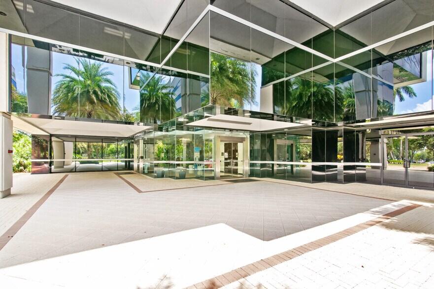 3450 Lakeside Dr, Miramar, FL à louer - Photo de l’immeuble – Image 3 sur 3