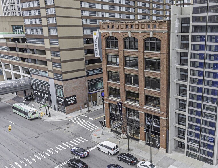 409 E Jefferson Ave, Detroit, MI à louer - Photo de l’immeuble – Image 3 sur 17