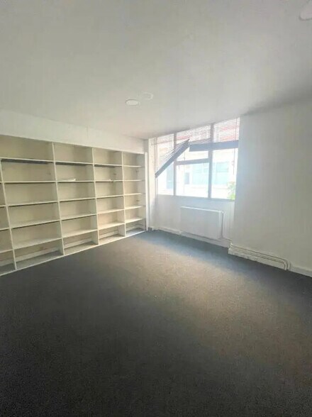 Local commercial dans Neuilly-sur-Seine à vendre - Photo de l’immeuble – Image 3 sur 11