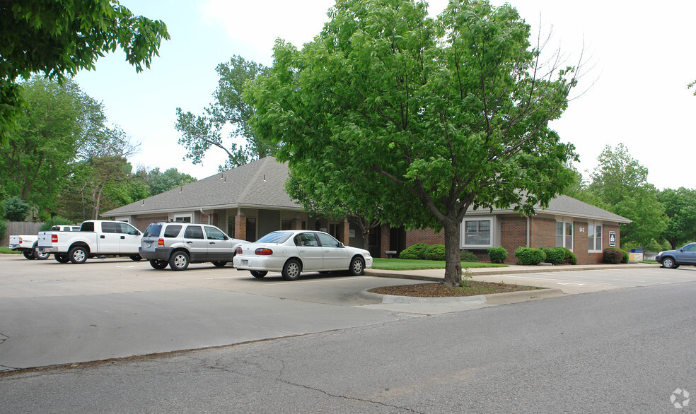 543 Lawrence Ave, Lawrence, KS à louer - Photo de l’immeuble – Image 2 sur 4
