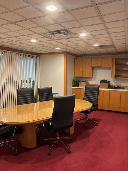 33900 Schoolcraft Rd, Livonia, MI à vendre - Photo de l’immeuble – Image 3 sur 5