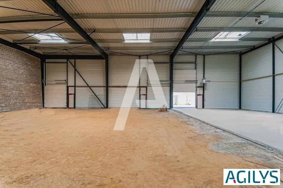 Local d’activités dans Saint-Pierre-du-Perray à louer Photo de l’immeuble– Image 1 sur 8