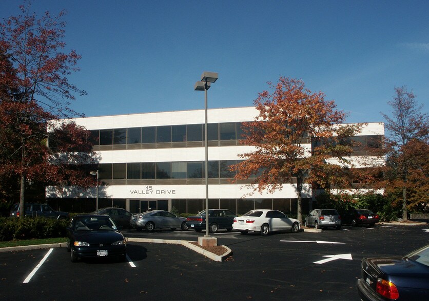 15 Valley Dr, Greenwich, CT à louer - Photo de l’immeuble – Image 2 sur 3