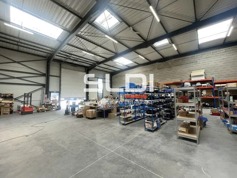 Local d’activités dans Saint-Priest à louer - Photo intérieure – Image 2 sur 2