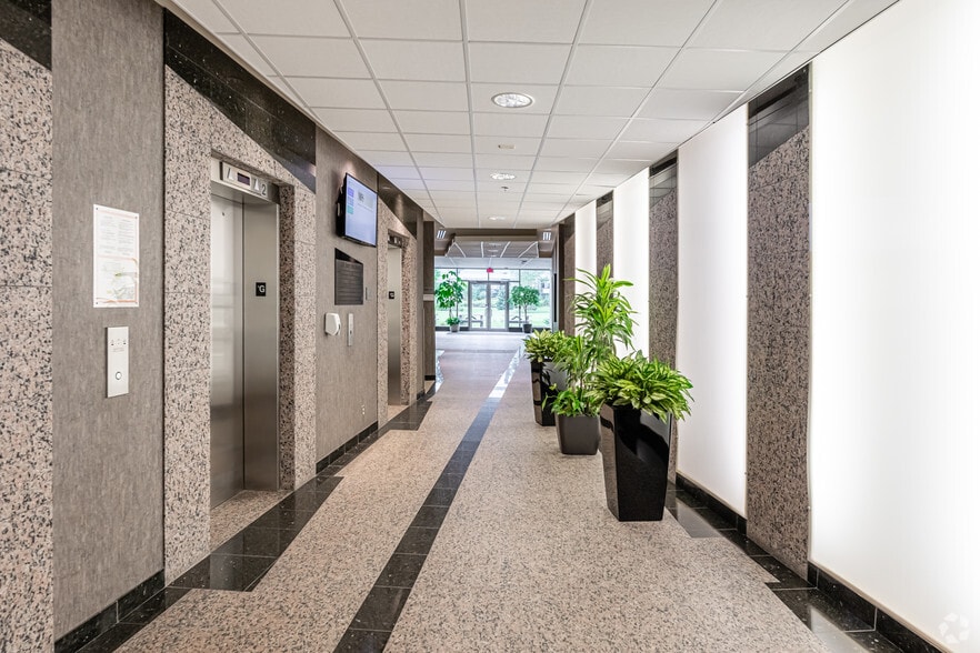 303 Terry Fox Dr, Ottawa, ON à louer - Hall d’entrée – Image 1 sur 2