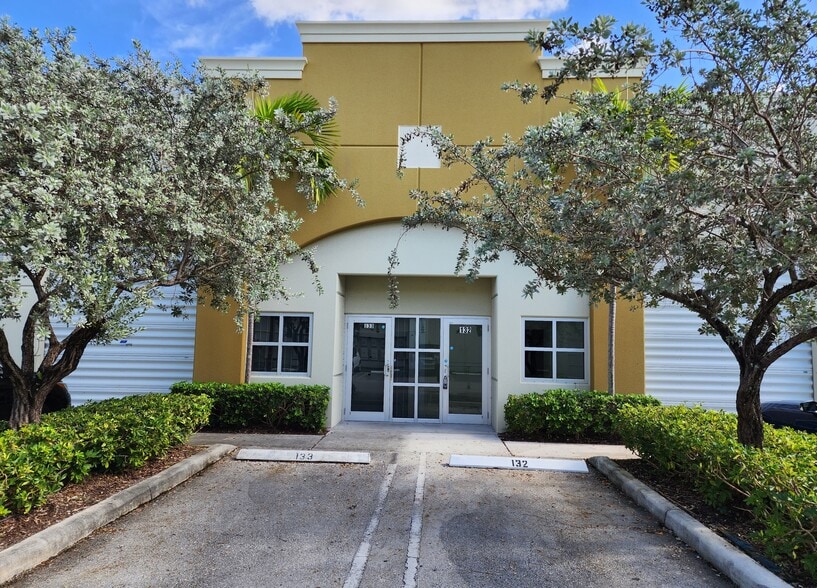 2061 NW 112th Ave, Miami, FL à louer - Photo de l’immeuble – Image 2 sur 7