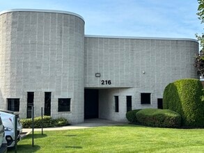 216-218 Sherwood Ave, Farmingdale, NY à louer Photo de l’immeuble– Image 1 sur 6
