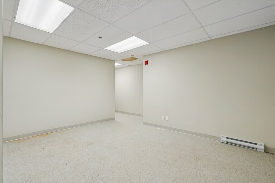 2525 Boul Cavendish, Montréal, QC à louer - Photo intérieure – Image 2 sur 14
