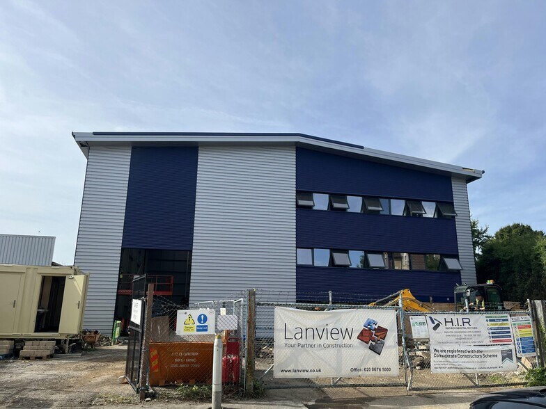 Station Approach, Waltham Cross à vendre - Photo de l’immeuble – Image 1 sur 5