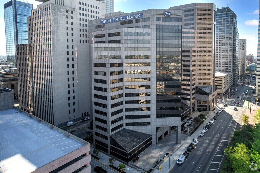 251 N Illinois St, Indianapolis, IN à louer - Photo de l’immeuble – Image 3 sur 12