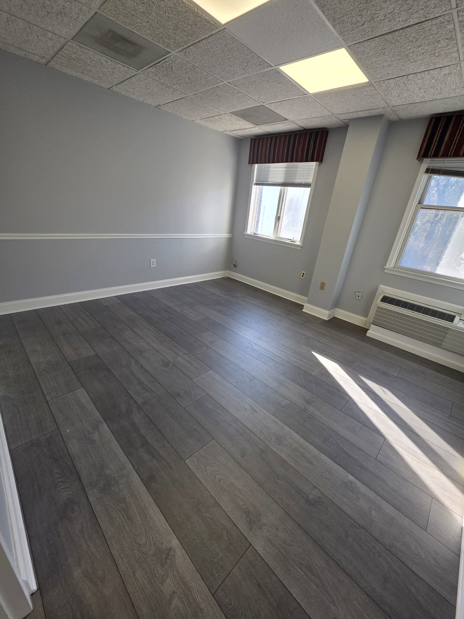 17 W Jefferson St, Rockville, MD à louer Photo intérieure– Image 1 sur 2