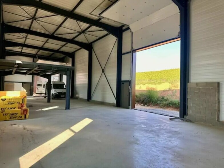 Industriel/Logistique dans Porte des Pierres Dorées à louer - Photo de l’immeuble – Image 1 sur 3