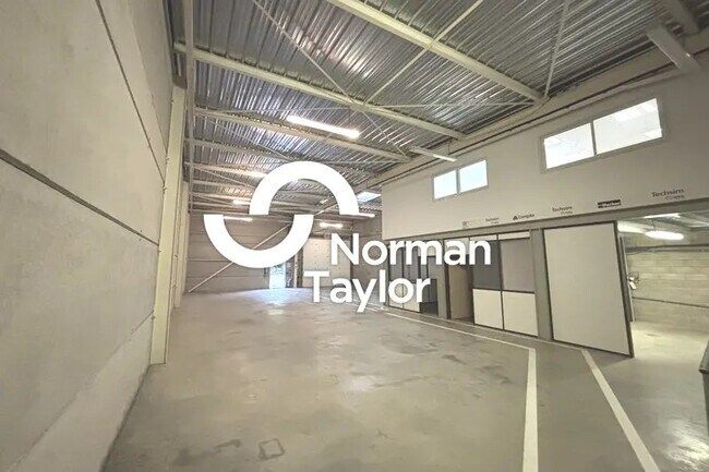 Plus de détails pour Local d'activités à louer