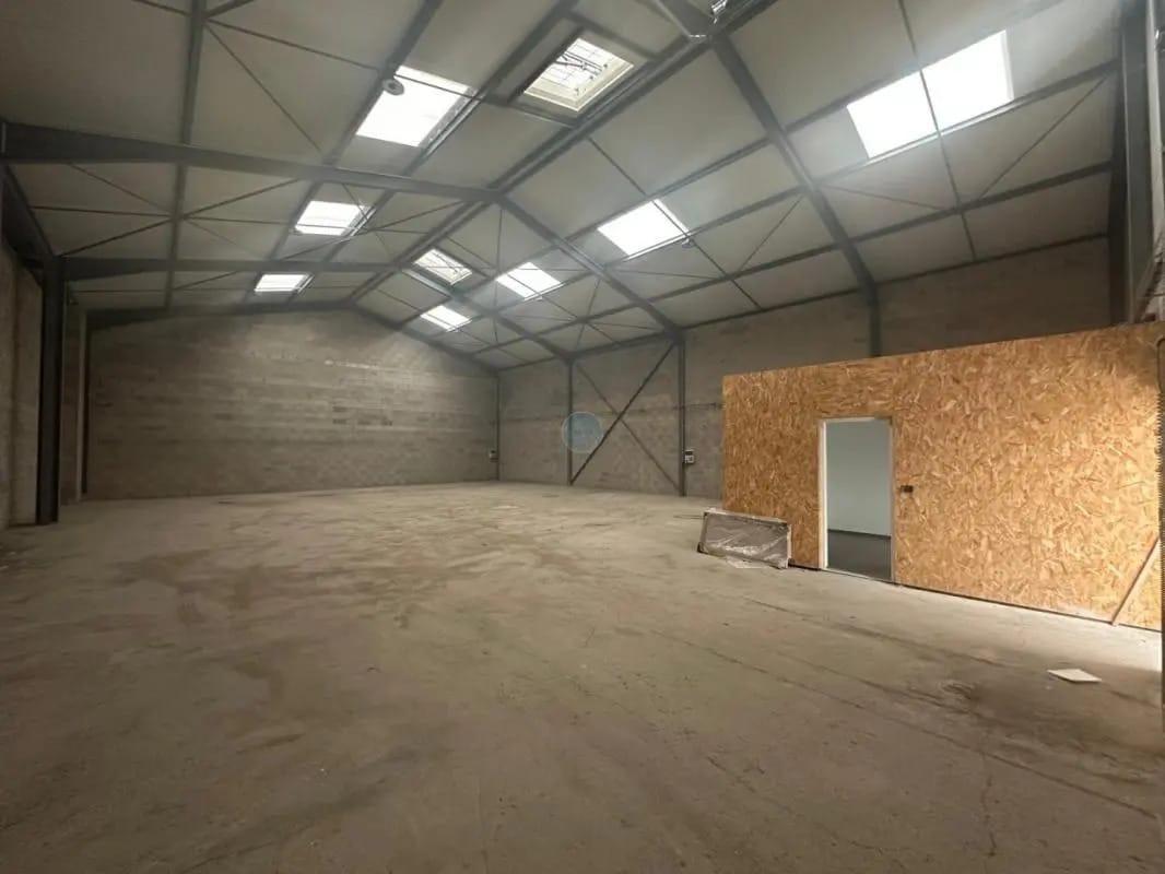 Local d’activités dans Darvoy à louer Photo de l’immeuble– Image 1 sur 4