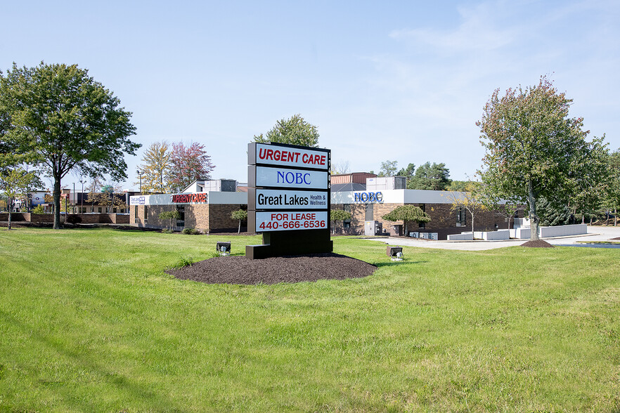 17406 Royalton Rd, Strongsville, OH à louer - Photo de l’immeuble – Image 2 sur 13