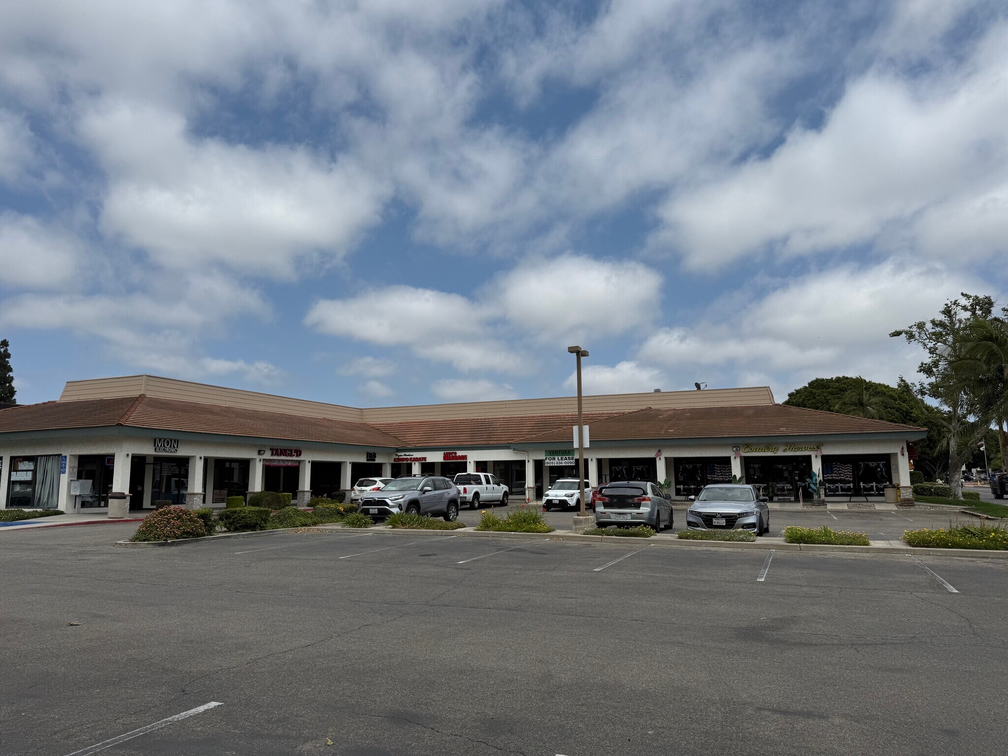 596 Mobil Ave, Camarillo, CA à louer Photo de l’immeuble– Image 1 sur 4