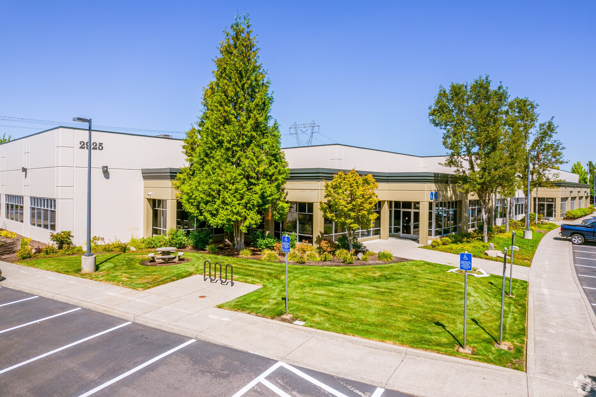 2925 NW Aloclek Dr, Hillsboro, OR à louer Photo principale– Image 1 sur 12