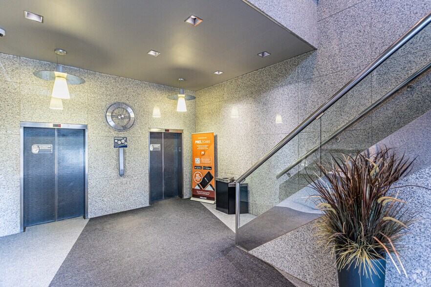 10310-10320 Jasper Ave NW, Edmonton, AB à louer - Hall d’entrée – Image 3 sur 11