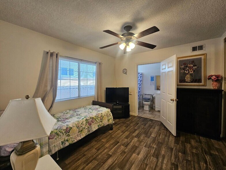 17441 Hiawatha St, Granada Hills, CA à vendre - Photo de l’immeuble – Image 2 sur 11