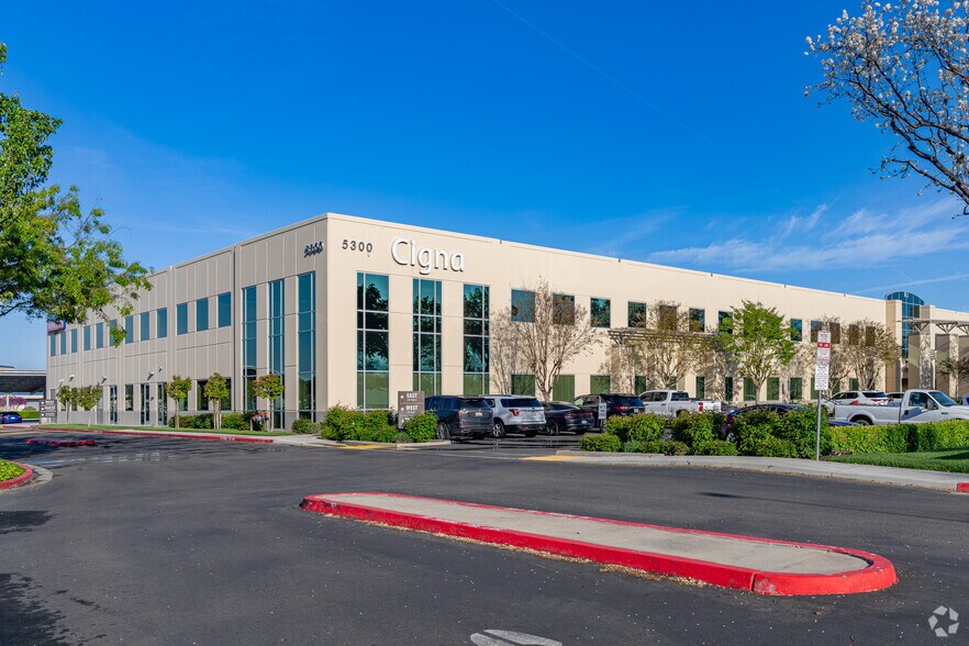 801-835 S Akers St, Visalia, CA à louer - Photo de l’immeuble – Image 1 sur 10