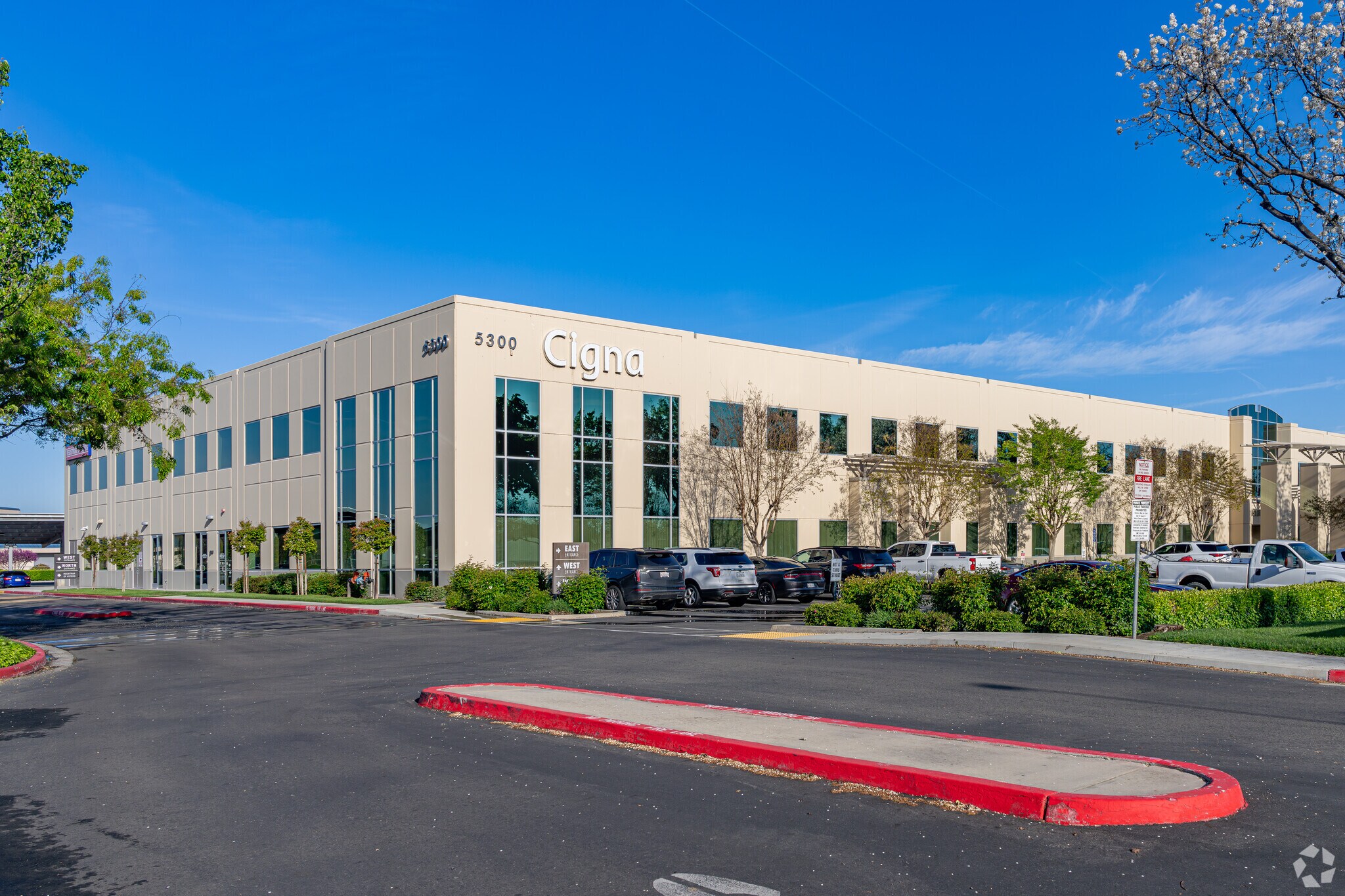 801-835 S Akers St, Visalia, CA à louer Photo de l’immeuble– Image 1 sur 11