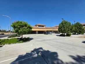 2888 E Florida Ave, Hemet, CA à louer Photo de l’immeuble– Image 2 sur 16