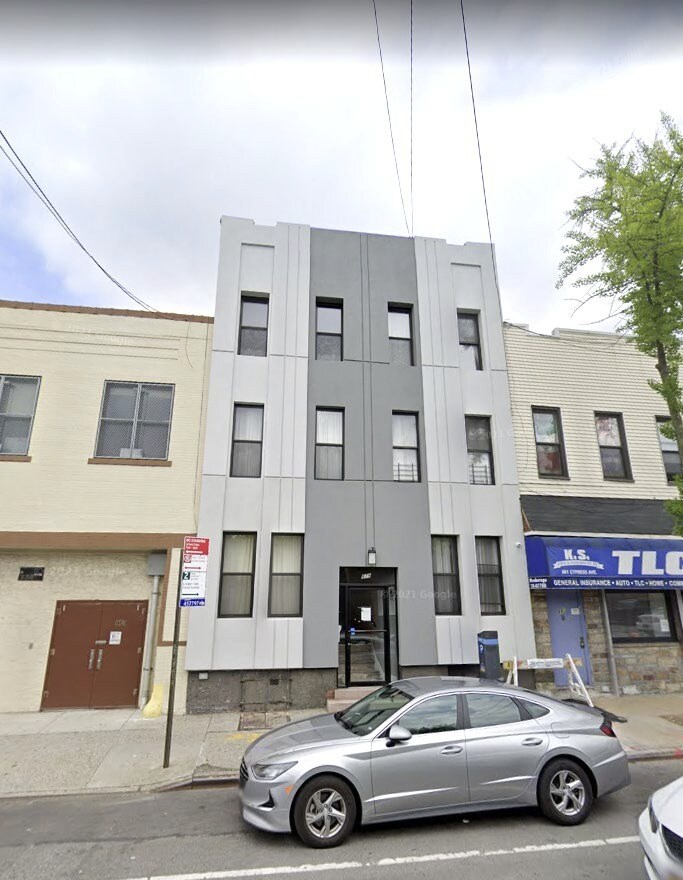 879 Cypress Ave, Flushing, NY à vendre Photo de l’immeuble– Image 1 sur 16