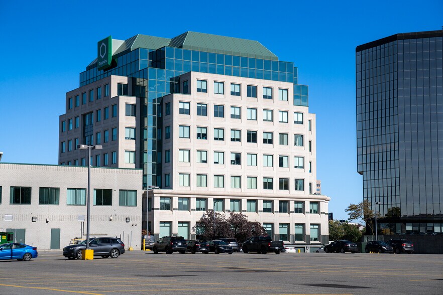 2550 Boul Daniel-Johnson, Laval, QC à louer - Photo de l’immeuble – Image 3 sur 8