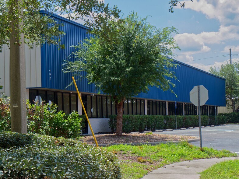 402 Chairman Ct, DeBary, FL à louer - Photo de l’immeuble – Image 3 sur 46