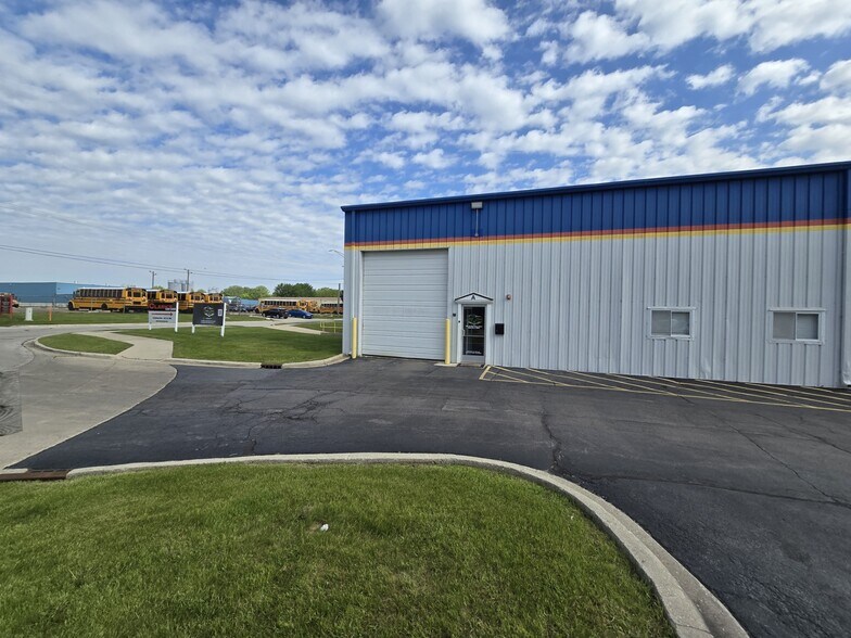440 Industrial Dr, Naperville, IL à louer - Photo de l’immeuble – Image 3 sur 4