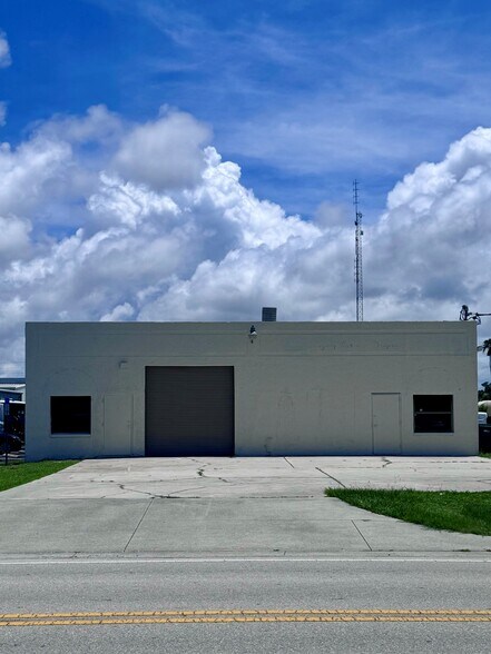 6026 Taylor Rd, Naples, FL à louer - Photo de l’immeuble – Image 2 sur 5