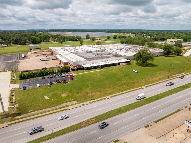650 Hwy 412 W, Siloam Springs, AR à louer - Photo de l’immeuble – Image 1 sur 12