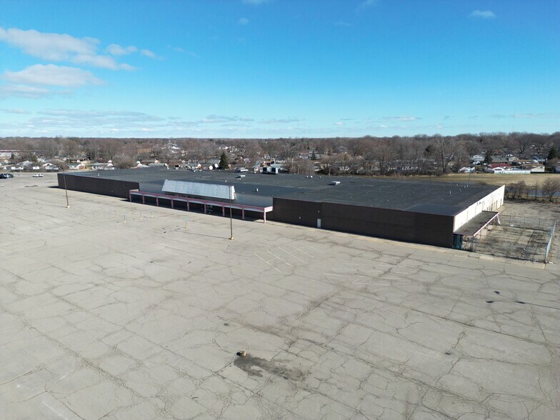 34800 Groesbeck Hwy, Clinton Township, MI à louer - Photo de l’immeuble – Image 1 sur 20