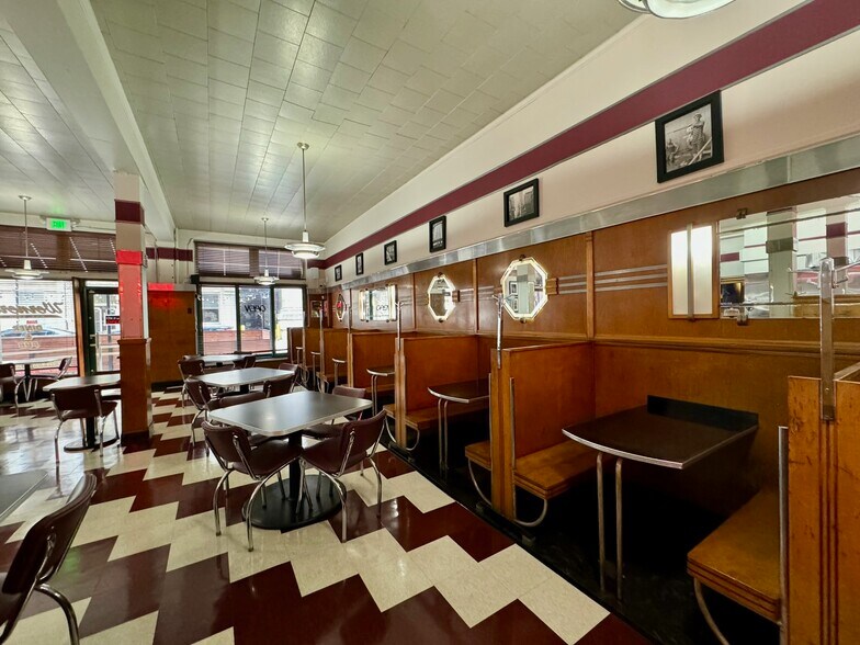 231 E Redwood St, Baltimore, MD à louer - Photo de l’immeuble – Image 2 sur 37