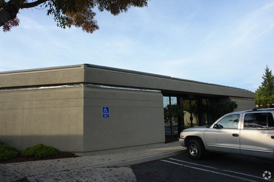 1603 Eureka Rd, Roseville, CA à vendre - Photo de l’immeuble – Image 2 sur 22
