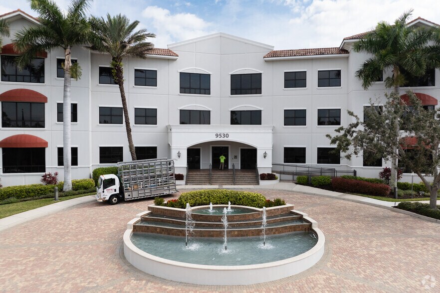 9530 Marketplace Rd, Fort Myers, FL à louer - Photo de l’immeuble – Image 3 sur 10