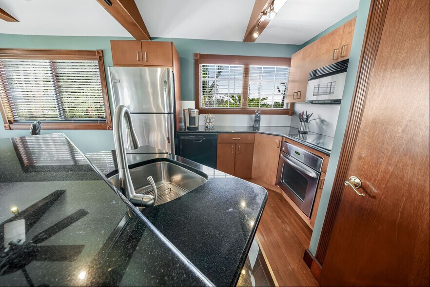 512 Saint Lucie Crescent, Stuart, FL à vendre - Photo de l’immeuble – Image 2 sur 15