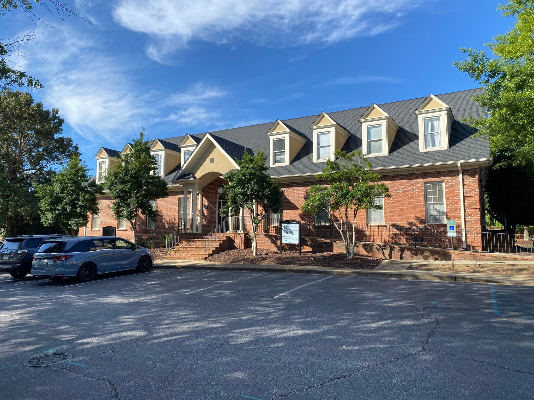 1 Caledon Ct, Greenville, SC à louer Photo principale– Image 1 sur 5