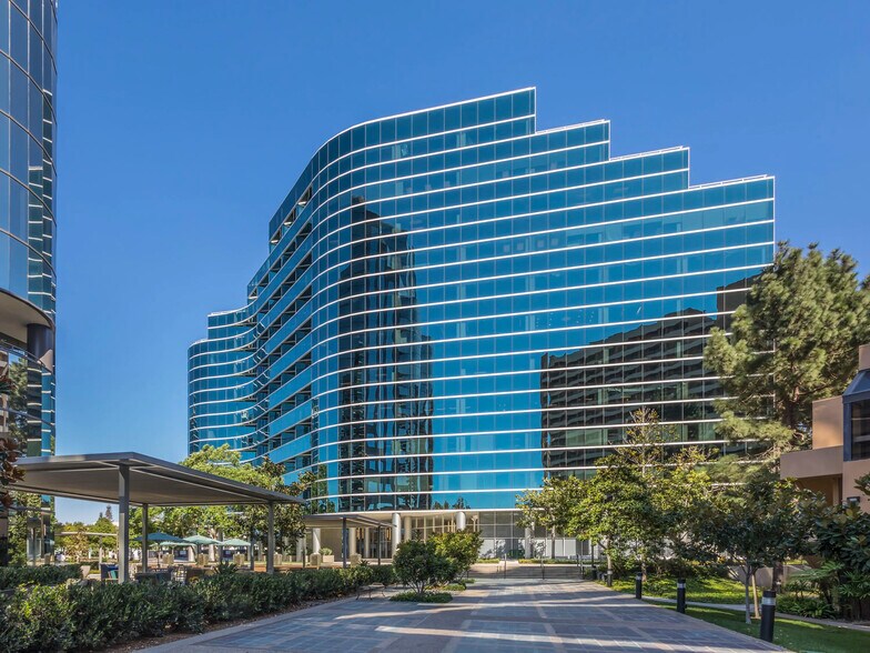 4270 Executive Sq, La Jolla, CA à louer - Photo de l’immeuble – Image 2 sur 3