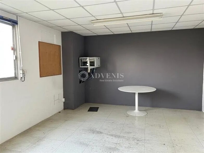 Industriel/Logistique dans Nazelles-Négron à vendre - Photo de l’immeuble – Image 3 sur 5