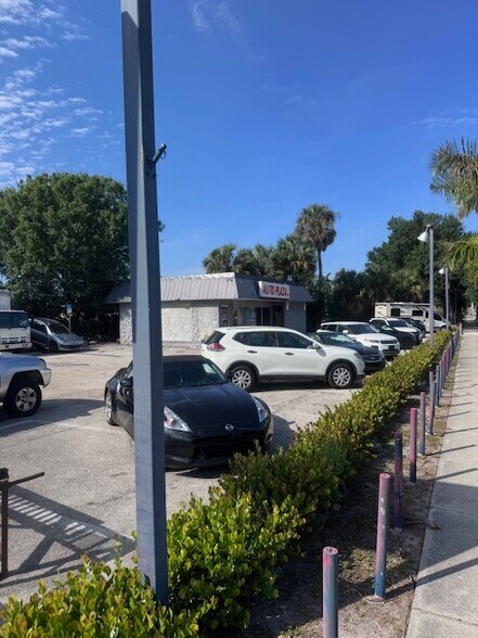 3426 Palm Beach Blvd, Fort Myers, FL à vendre - Photo de l’immeuble – Image 3 sur 6