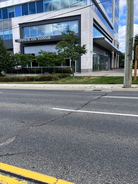 7191 Yonge St, Markham, ON à louer - Photo de l’immeuble – Image 2 sur 11