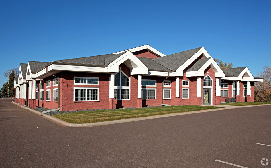 2935 Country Dr W, Little Canada, MN à louer - Photo principale – Image 1 sur 3
