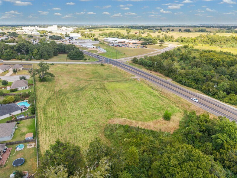 South Blue Bell Road & E Stone Street, Brenham, TX à vendre - Photo de l’immeuble – Image 2 sur 9