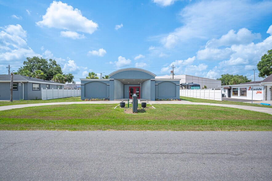 304 Doris Dr, Lakeland, FL à vendre - Photo de l’immeuble – Image 2 sur 24