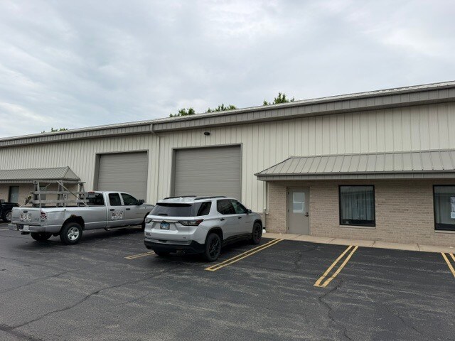 906 Geneva St, Shorewood, IL à louer - Photo de l’immeuble – Image 2 sur 16