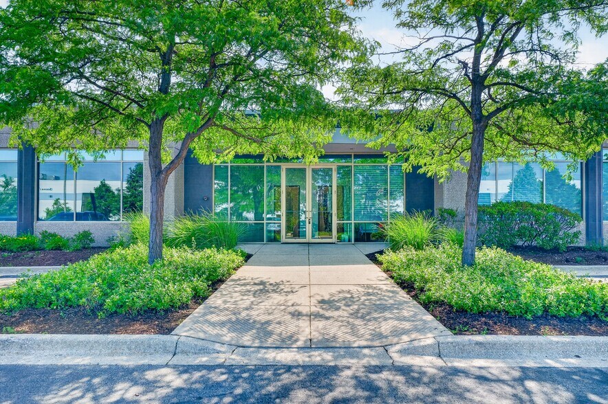 2350 Ravine Way, Glenview, IL à louer - Photo de l’immeuble – Image 2 sur 21