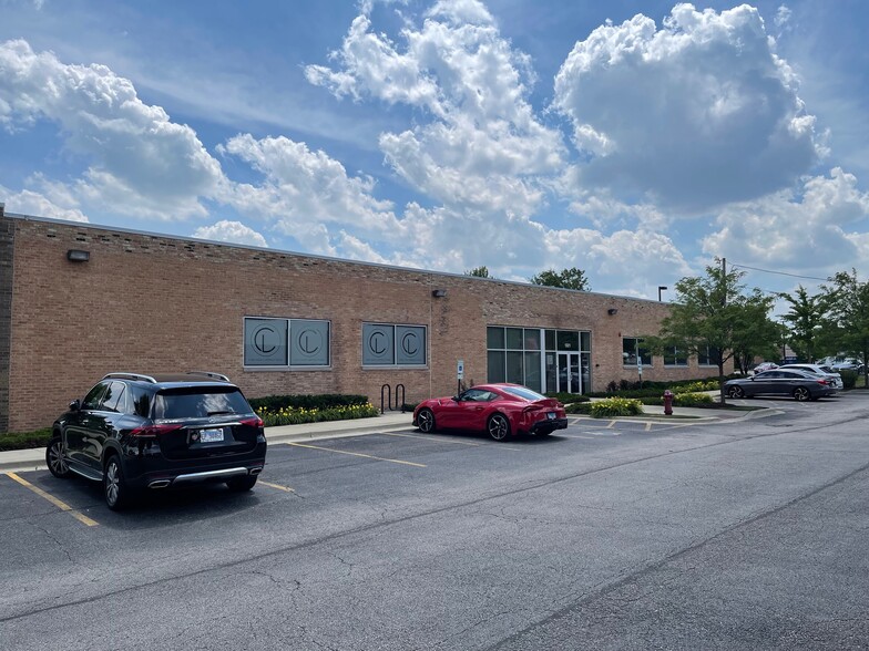 1321 Tower Rd, Schaumburg, IL à louer - Photo de l’immeuble – Image 1 sur 19