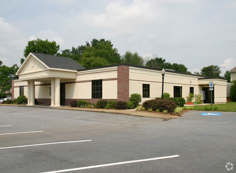 4109 E North St, Greenville, SC à louer - Photo de l’immeuble – Image 2 sur 8