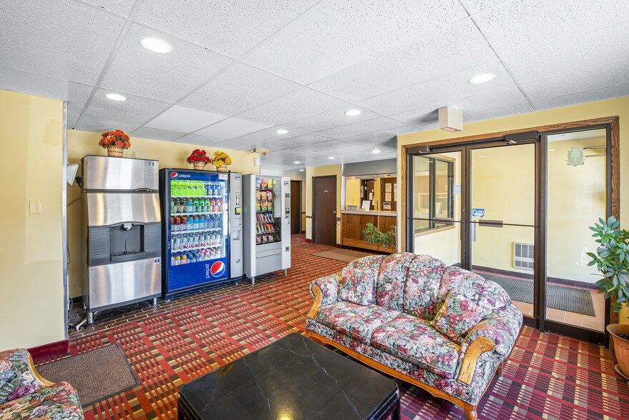 642 12th St W, Dickinson, ND à vendre - Hall d’entrée – Image 3 sur 12